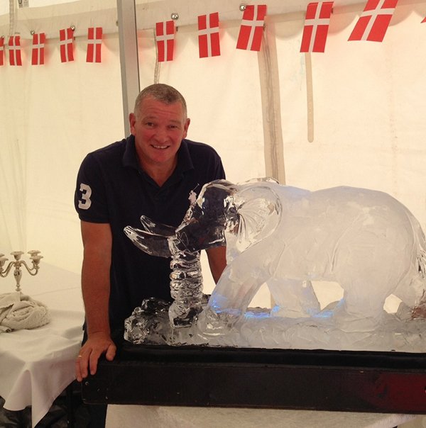 Tommy Christensen V/ Plusice leverede flot isskulptur (stor elefant) til vennen John Faxe Jensens familie fest